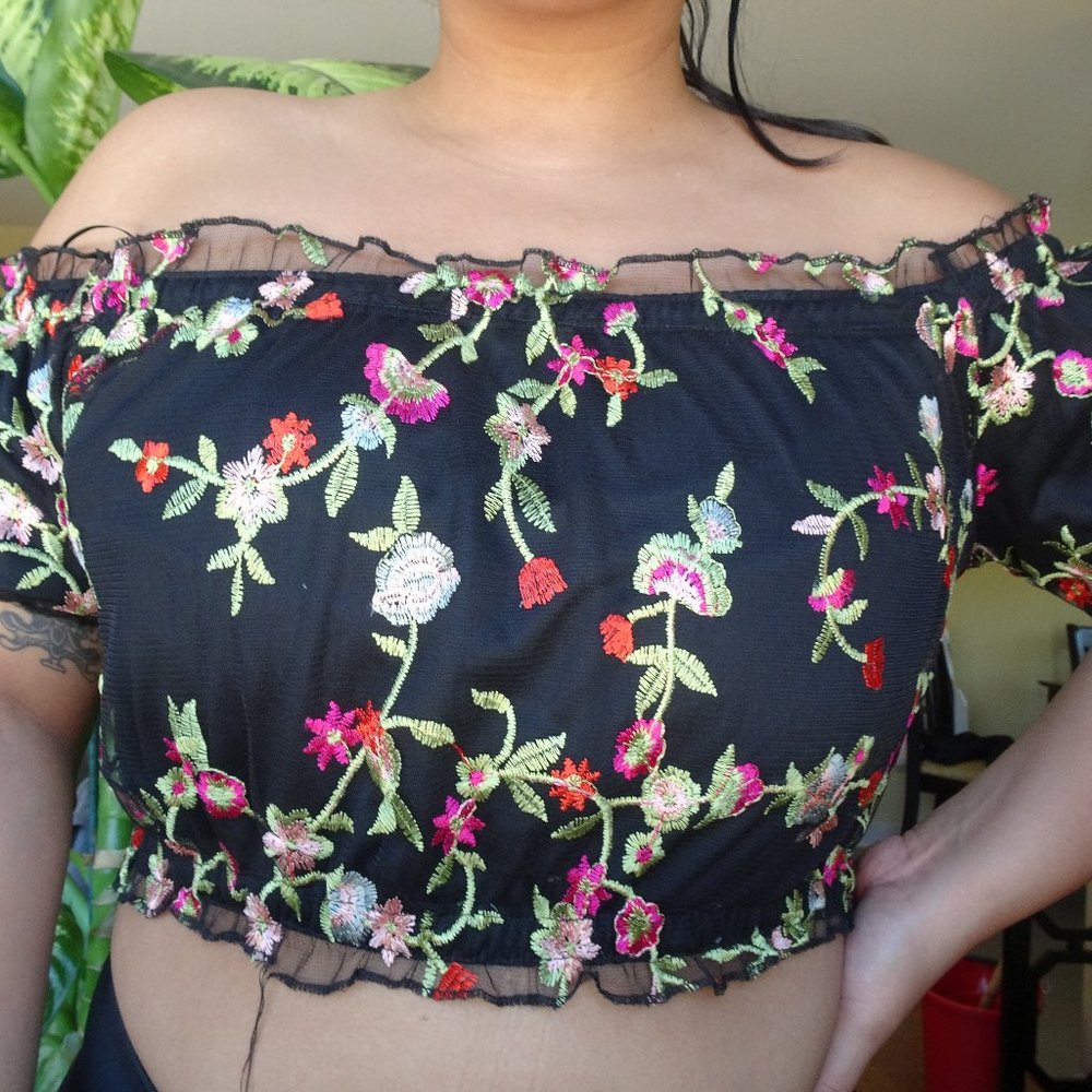 Cute Spring floral off the shoulders crop top